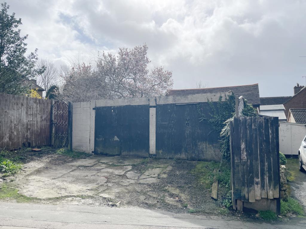 Lot: 101 - RETAIL AND RESIDENTIAL PREMISES WITH PLANNING FOR THREE ADDITIONAL FLATS AT REAR -
